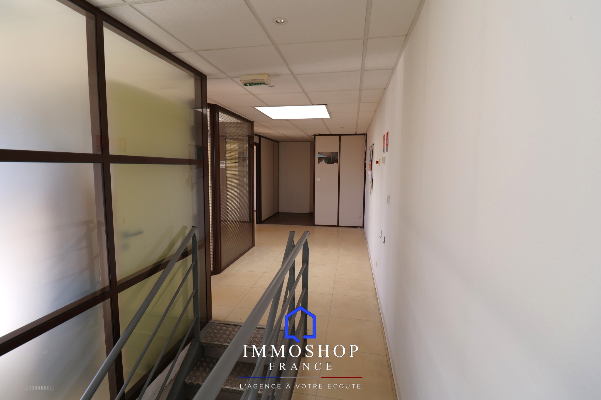 ENTREPOT + BUREAU 814 m2 PERTUIS 84120 — photo 8