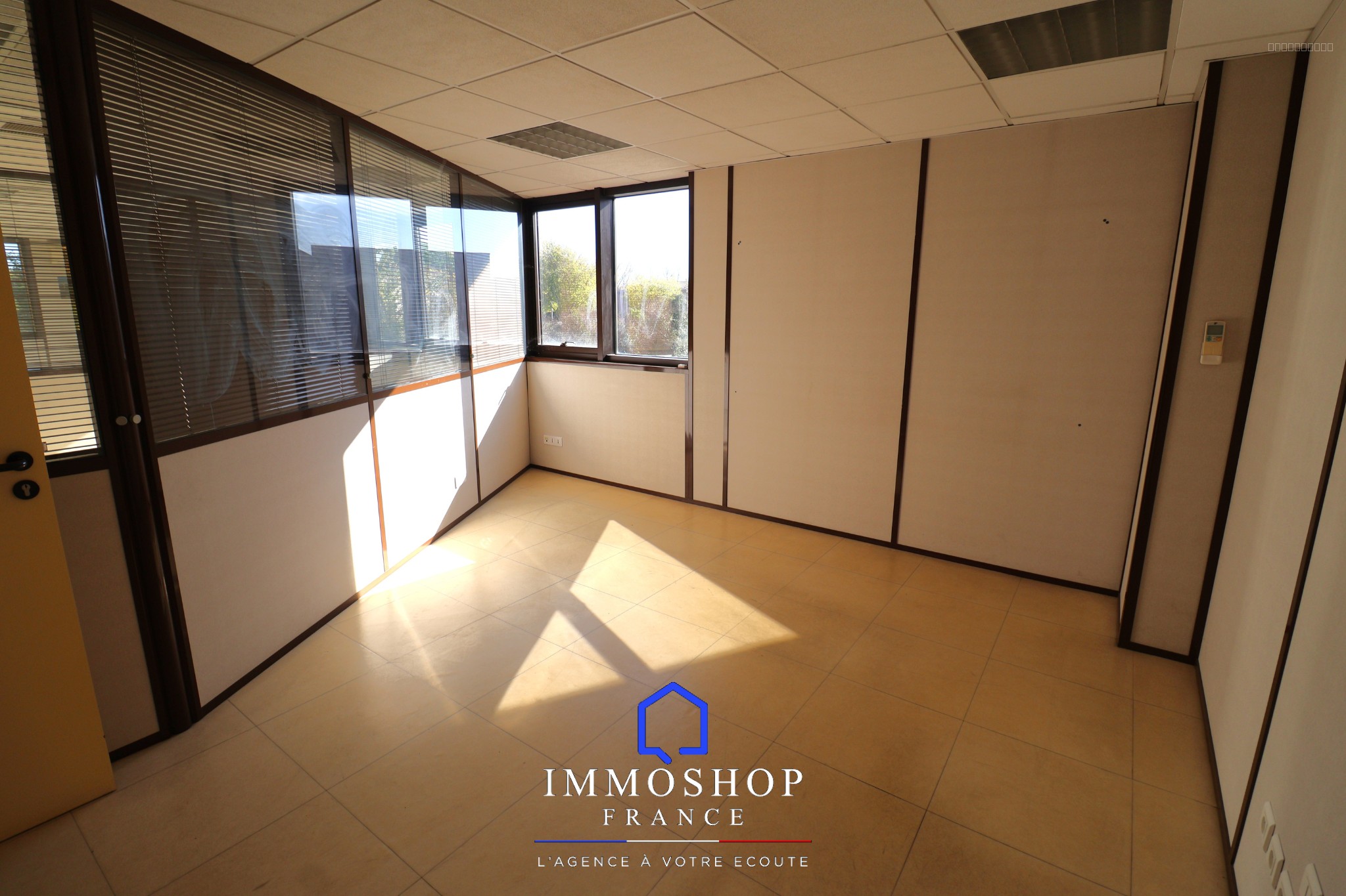 ENTREPOT + BUREAU 814 m2 PERTUIS 84120 — photo 11