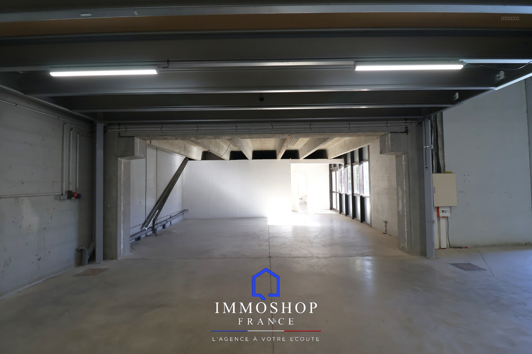 ENTREPOT + BUREAU 814 m2 PERTUIS 84120 — photo 5
