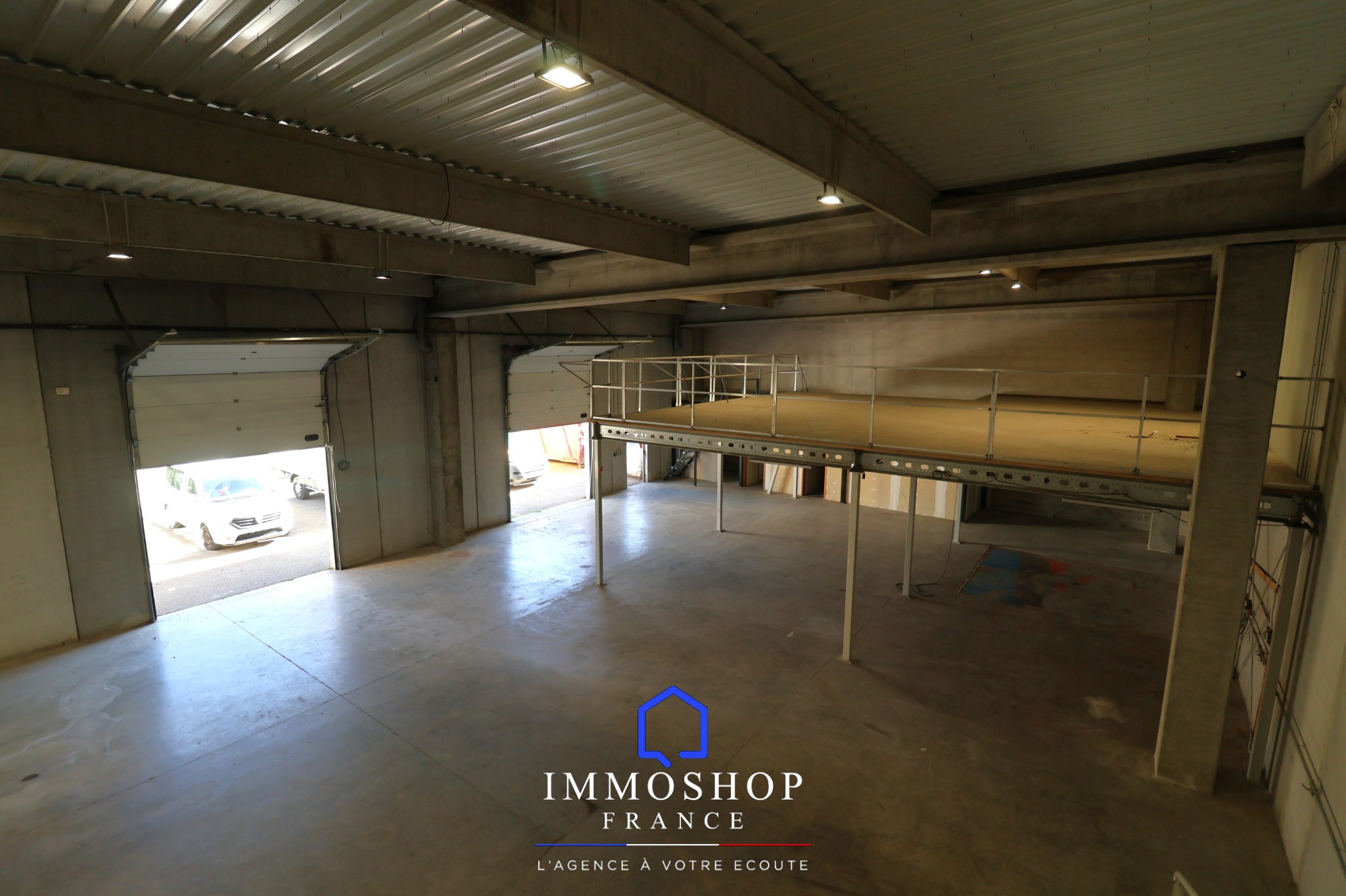 ENTREPOT + BUREAU 814 m2 PERTUIS 84120 — photo 2