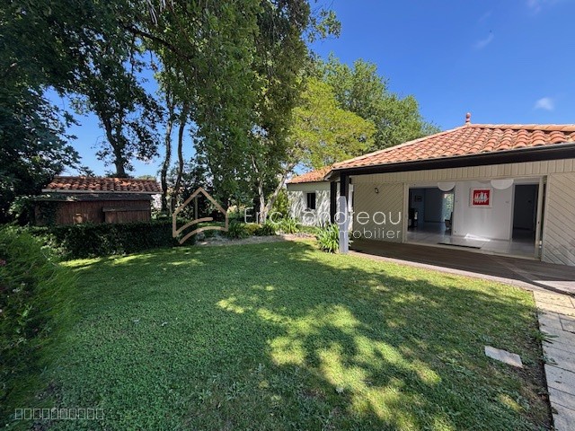 Ensemble immobilier avec deux maisons et garages — photo 2