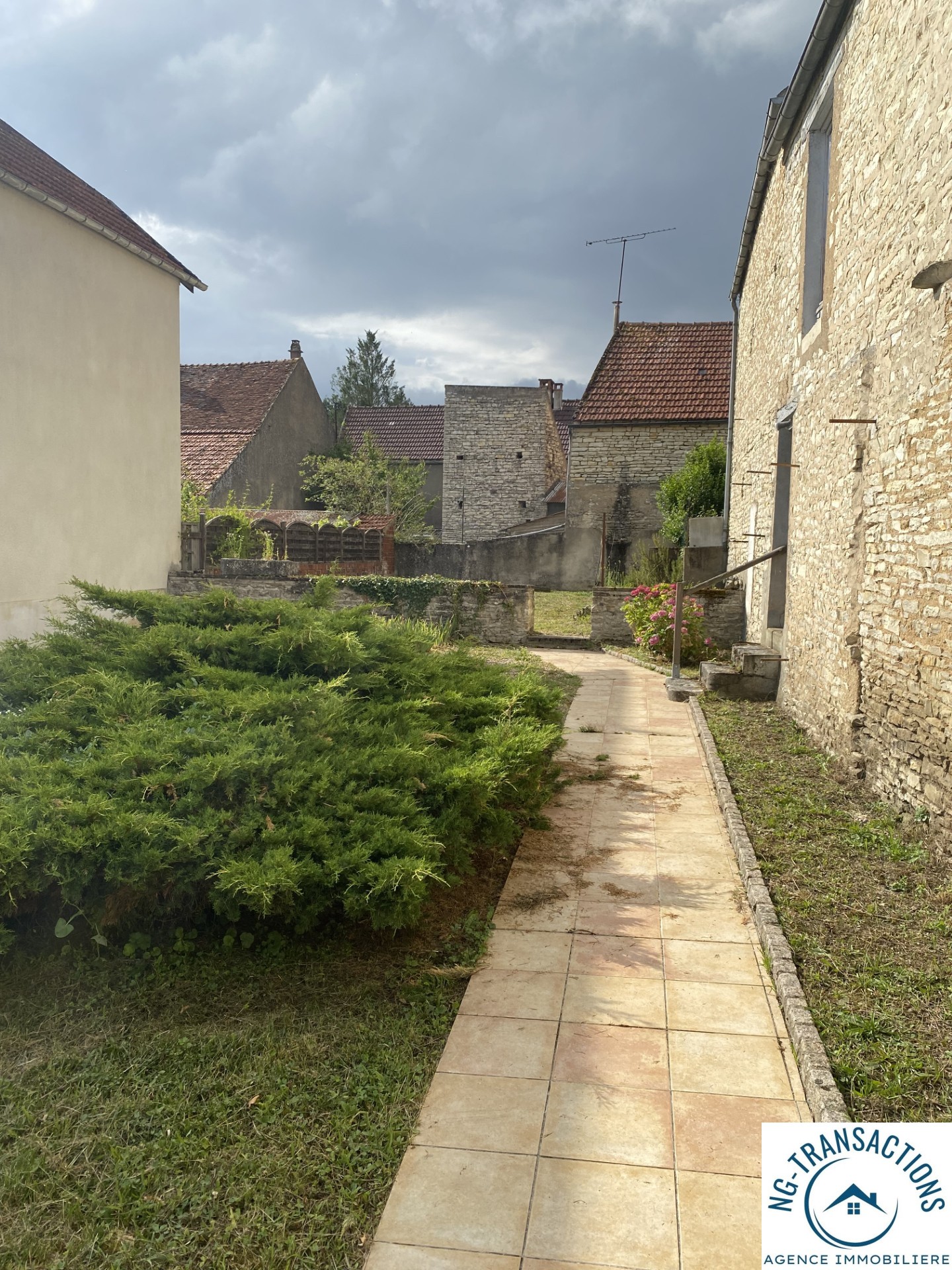 Maison de village à rénover dans la vallée de la cure. — photo 4