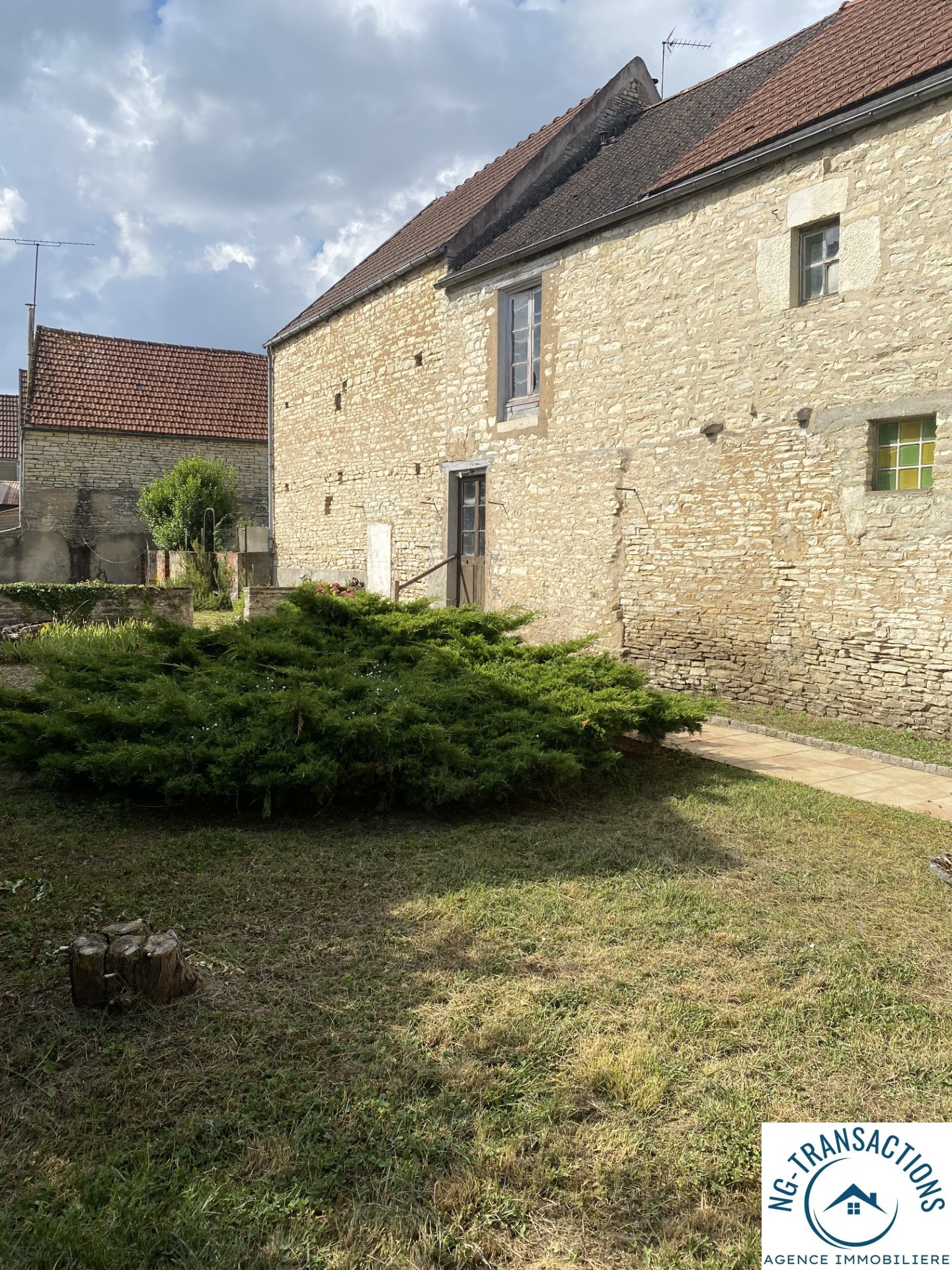 Maison de village à rénover dans la vallée de la cure. — photo 3