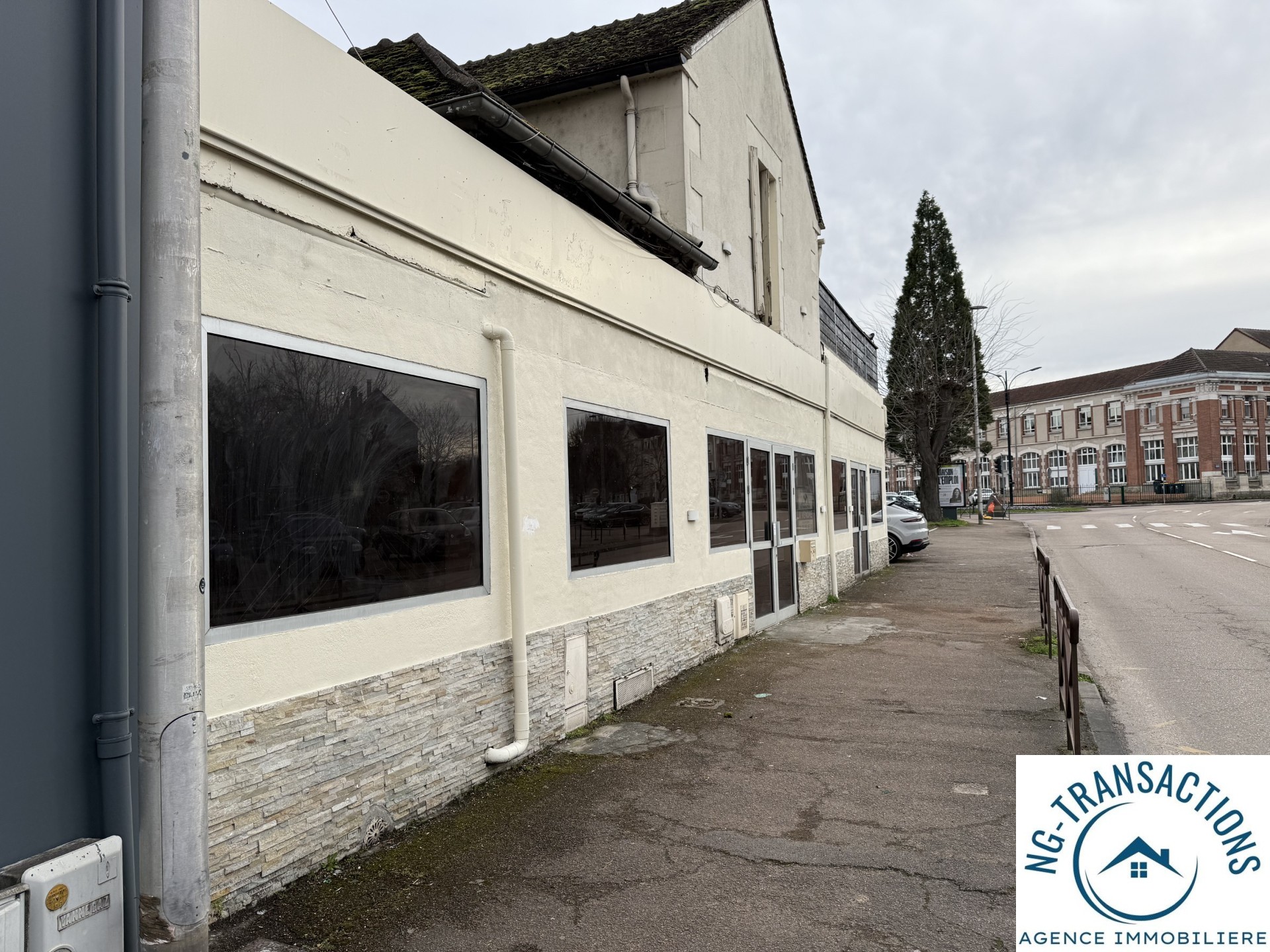 LOCAL COMMERCIAL  PROCHE DES BORDS DE L'YONNE — photo 2