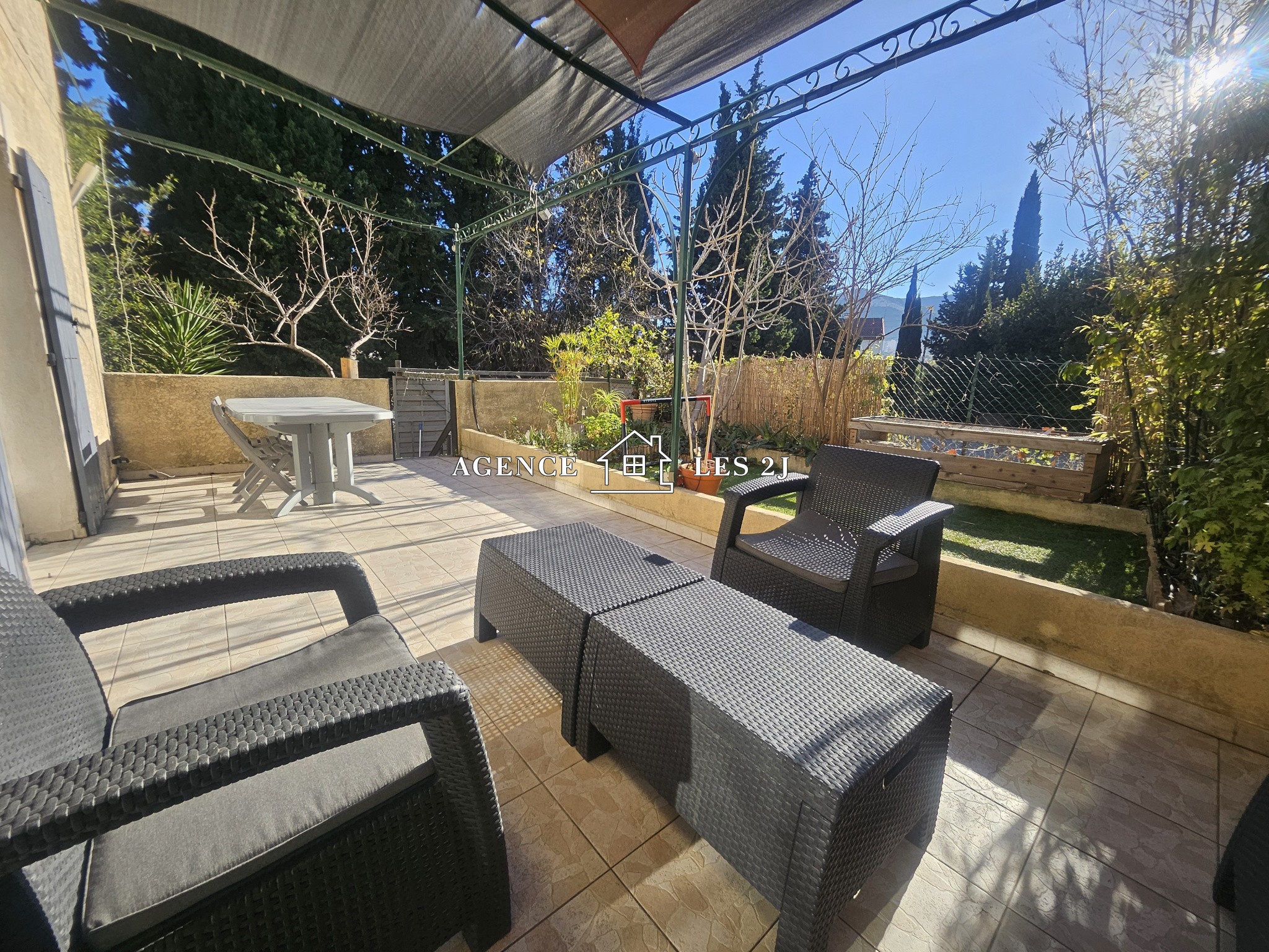 T4 en duplex avec jardin et garage - 13011 LA POMME — photo 11