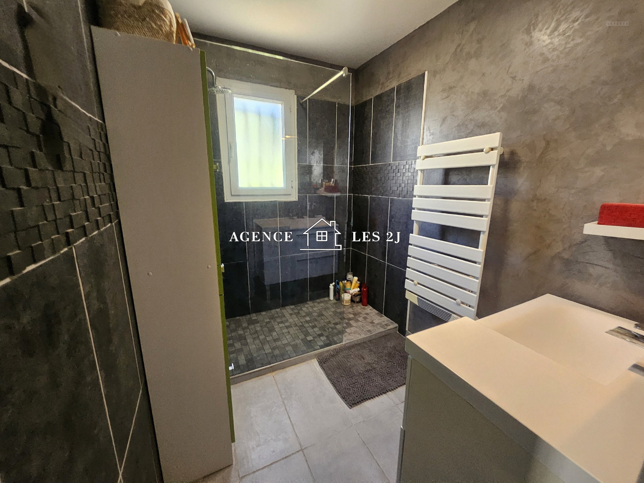 T4 en duplex avec jardin et garage - 13011 LA POMME — photo 9
