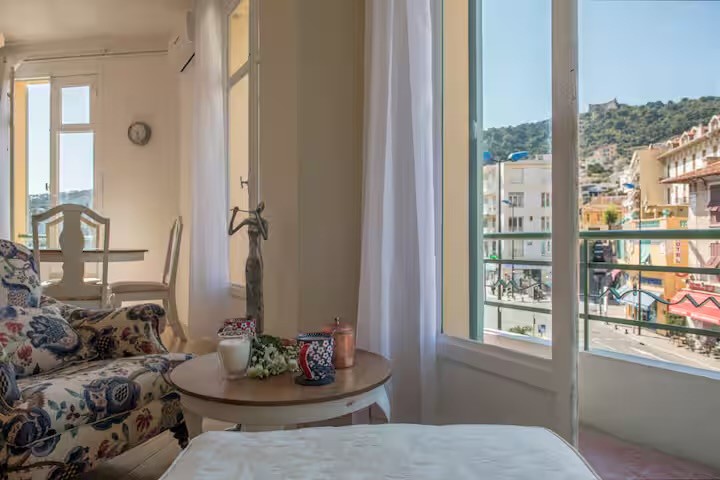 VILEFRANCHE SUR MER - CENTRE VILLE - 2 PIECES DE 55.14M2 - BALCON FILANT — photo 5