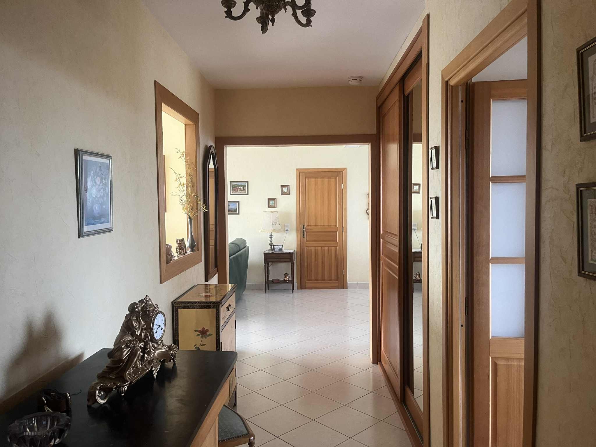 SPACIEUX APPARTEMENT AVEC VUE QUARTIER PRISE — photo 4