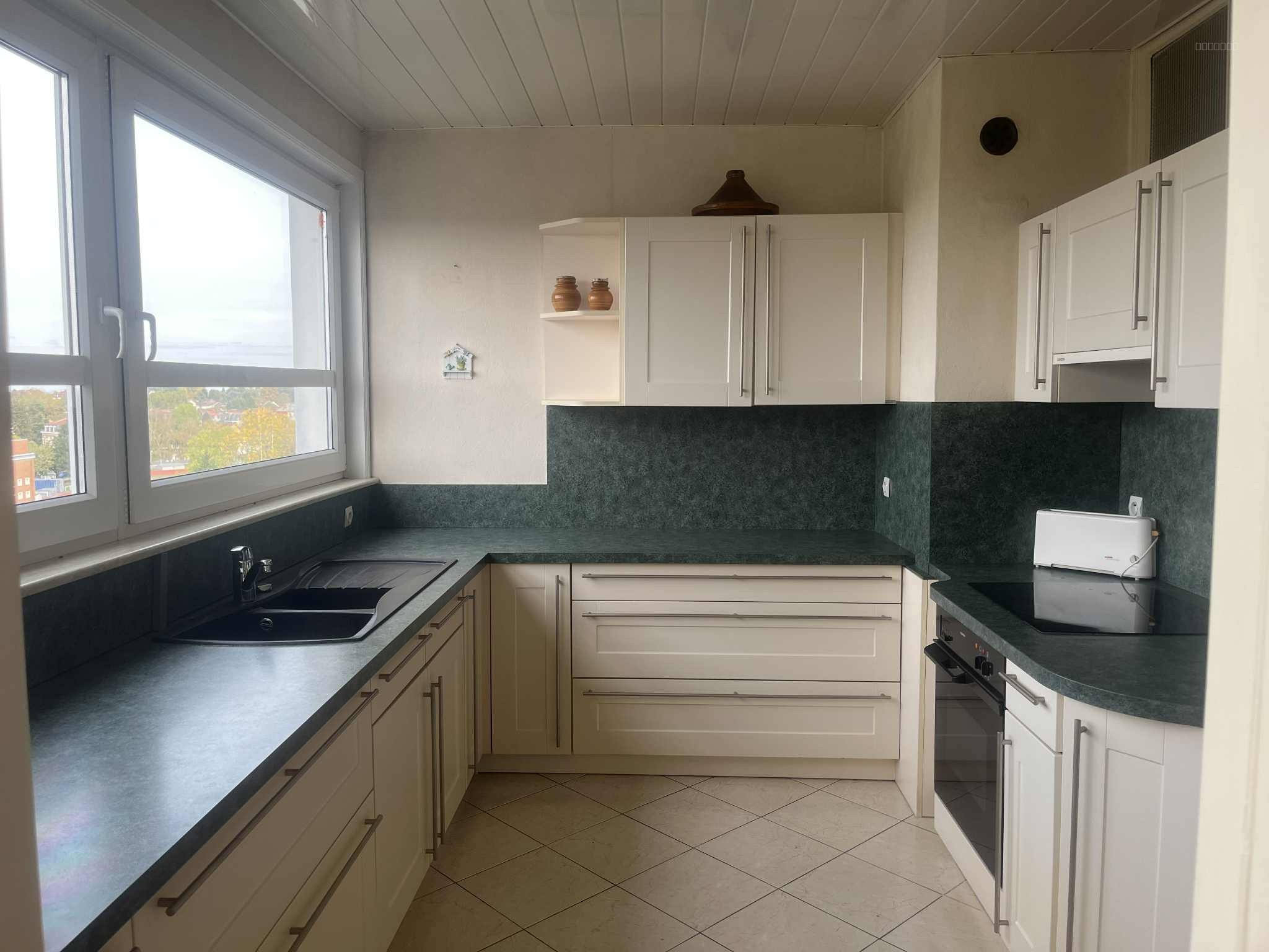 SPACIEUX APPARTEMENT AVEC VUE QUARTIER PRISE — photo 3