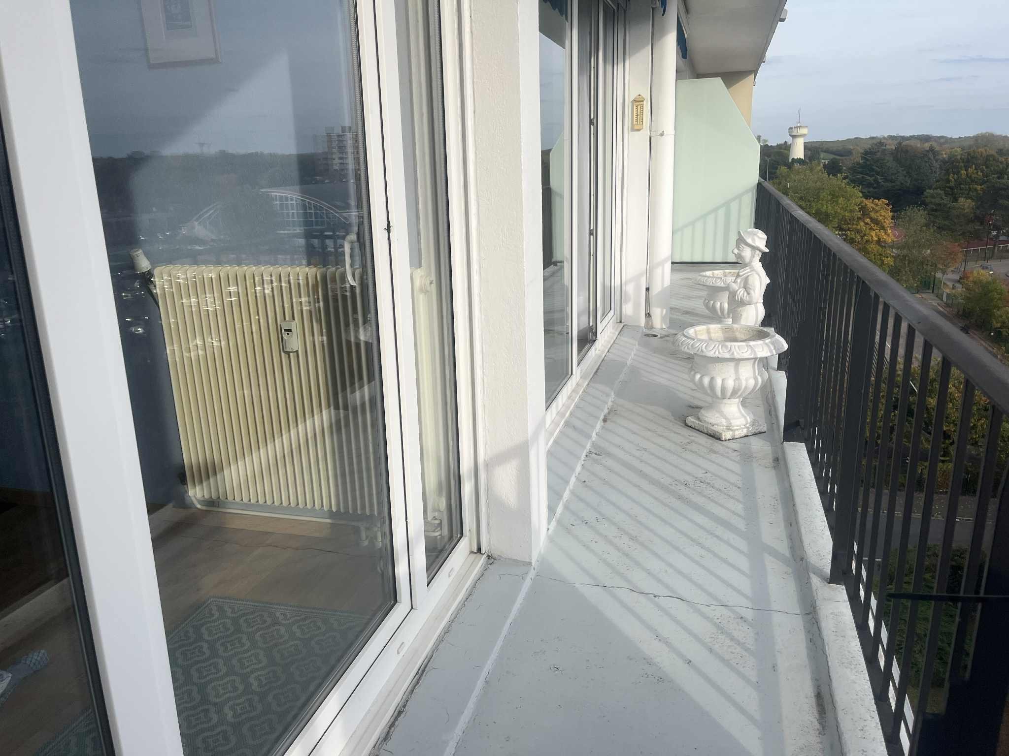 SPACIEUX APPARTEMENT AVEC VUE QUARTIER PRISE — photo 2