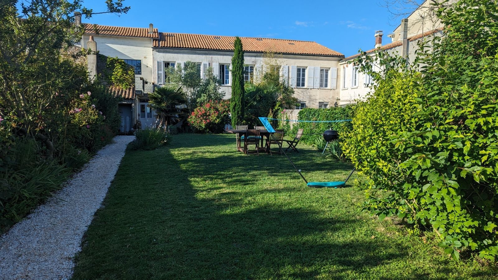 MAISON DE VILLE SPACIEUSE ET SON JARDIN PROCHE DE ROCHEFORT — photo 3