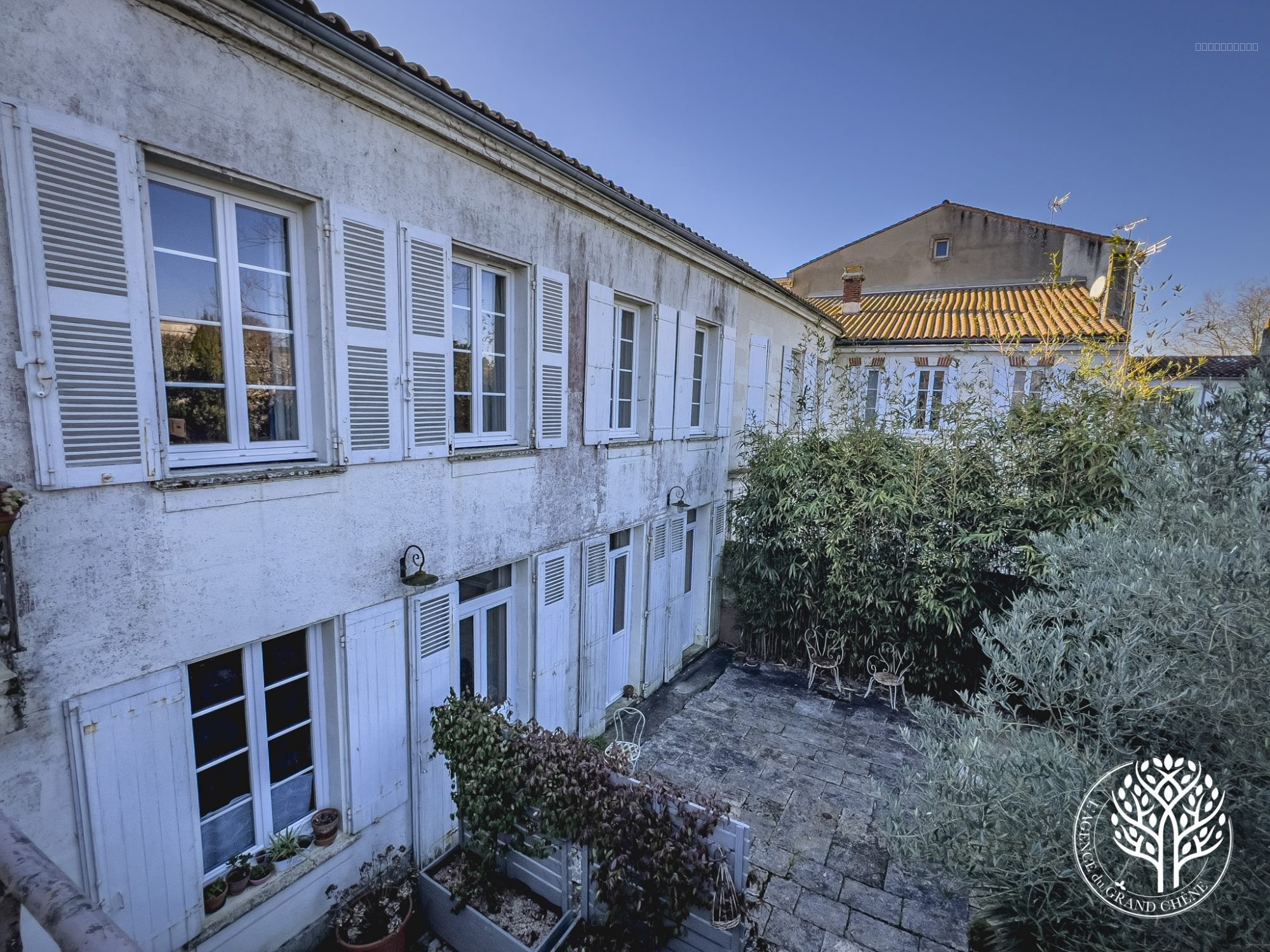 MAISON DE VILLE SPACIEUSE ET SON JARDIN PROCHE DE ROCHEFORT — photo 7