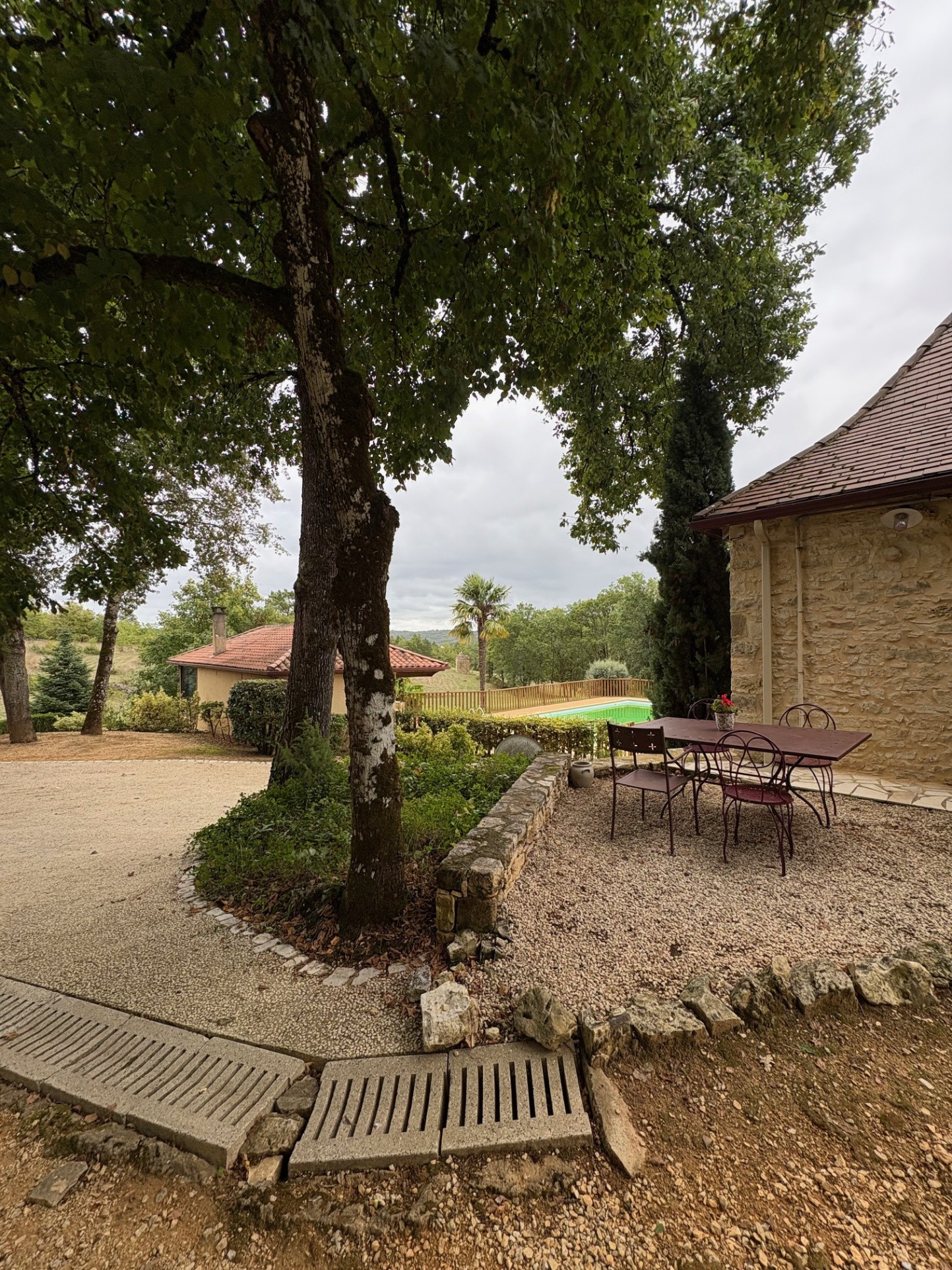 BELLE PROPRIETE EN PERIGORD NOIR AVEC DEUX GITES ET PISCINE AVEC PRESQUE 9 HECTARES — photo 5