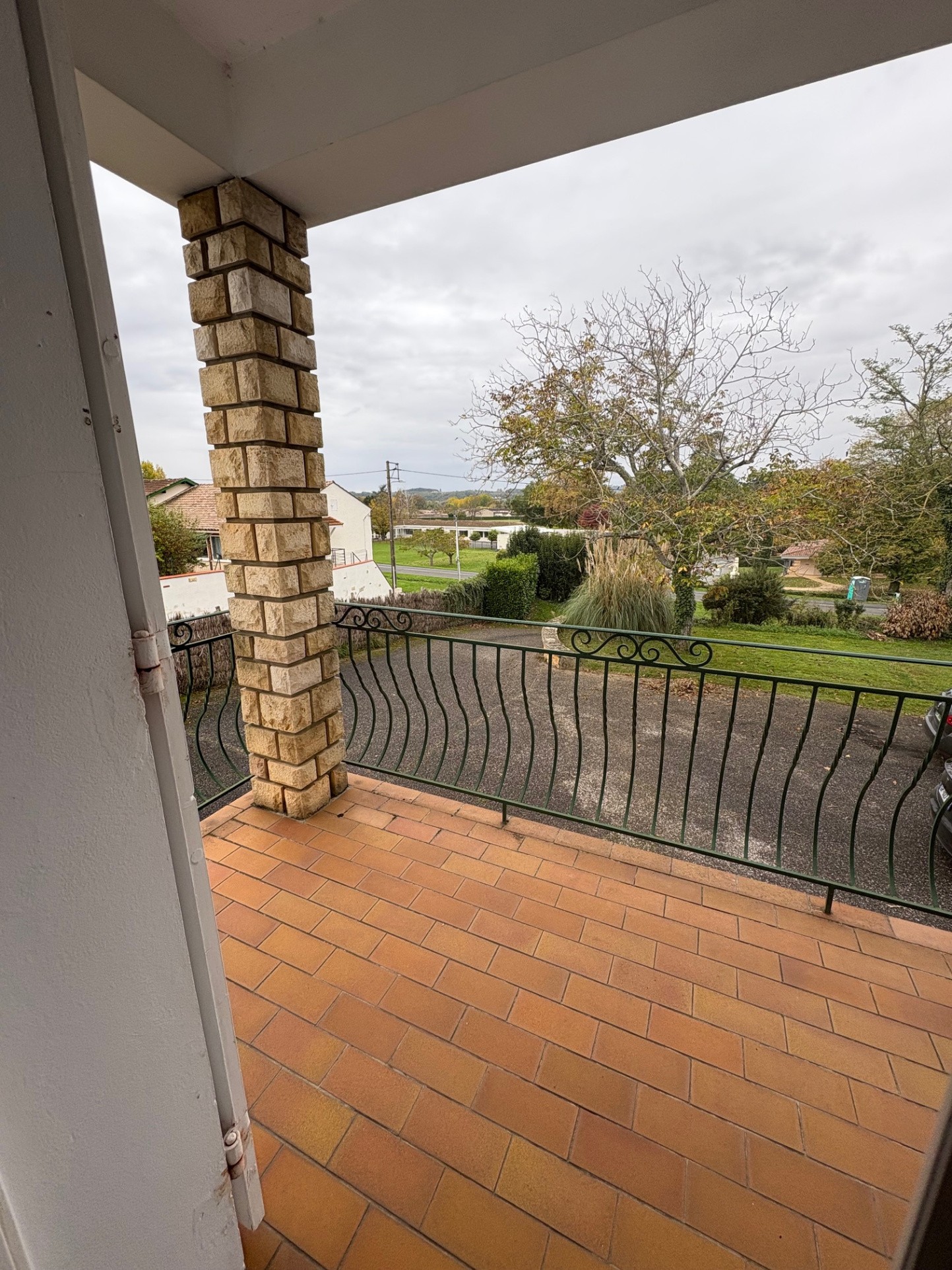 Maison de 4 chambres sur sous sol avec jardin arboré au calme — photo 11