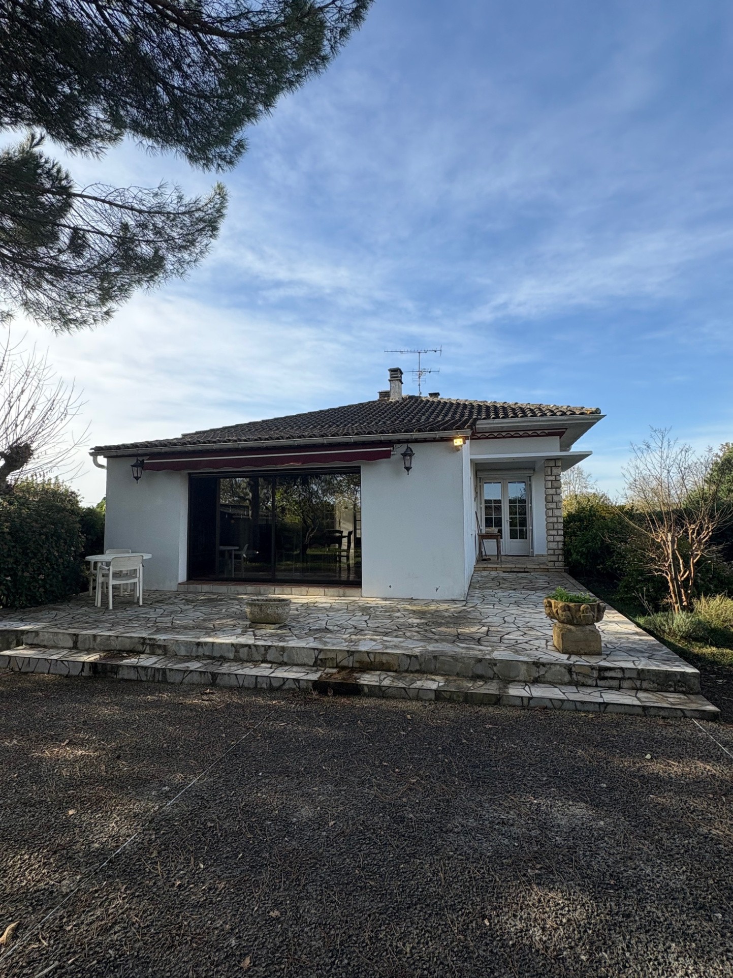 Maison de 4 chambres sur sous sol avec jardin arboré au calme — photo 2