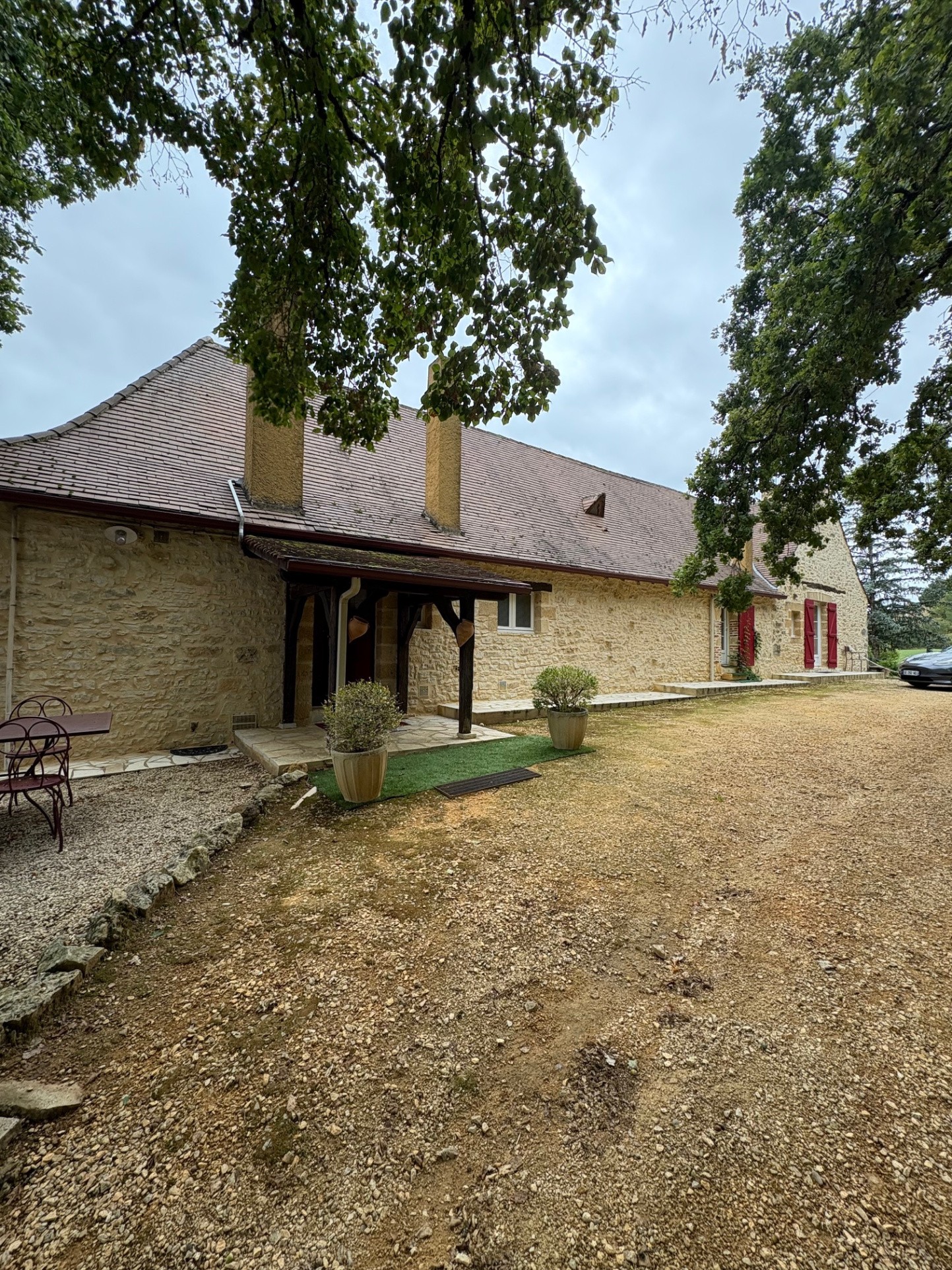 BELLE PROPRIETE EN PERIGORD NOIR AVEC DEUX GITES ET PISCINE AVEC PRESQUE 9 HECTARES — photo 3