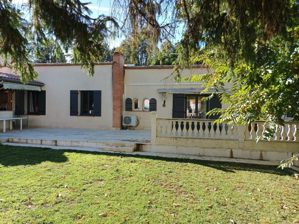 Venez découvrir cette agréable maison semi-enterré sur un jolie terrain arboré de 2400 m2 avec un puit — photo 2