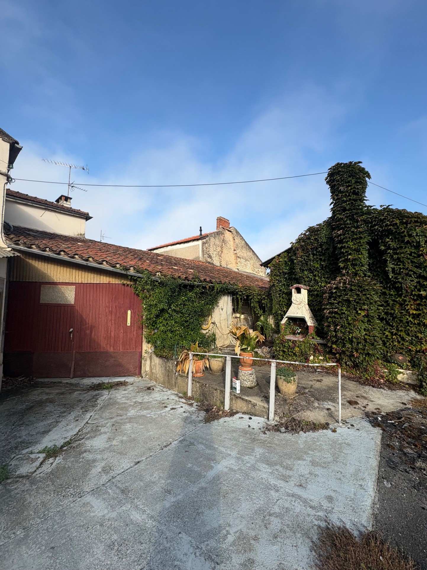 Maison de ville avec dépendances et terrain de 1000 m2 — photo 2