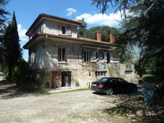 A VENDRE TRES BELLE MAISON BOURGEOISE AVEC PARC PAYSAGER D'UN PEU PLUS D'UN HECTARE ET PISCINE — photo 2