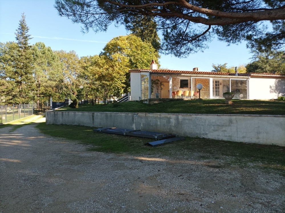 Venez découvrir cette agréable maison semi-enterré sur un jolie terrain arboré de 2400 m2 avec un puit — photo 9