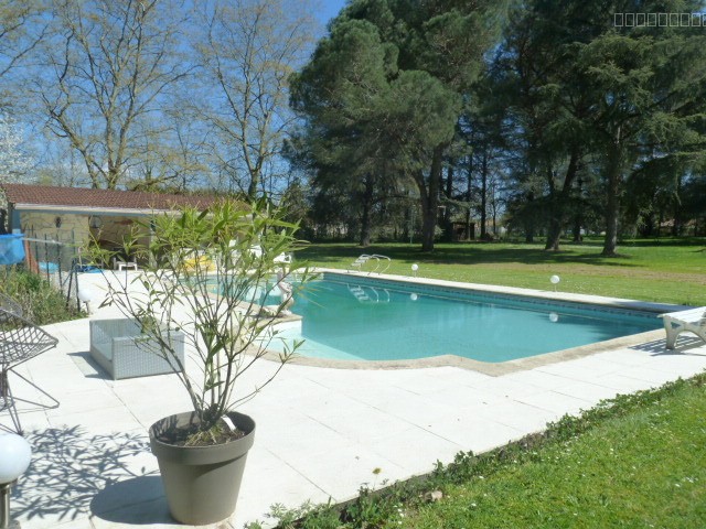 A VENDRE TRES BELLE MAISON BOURGEOISE AVEC PARC PAYSAGER D'UN PEU PLUS D'UN HECTARE ET PISCINE — photo 5