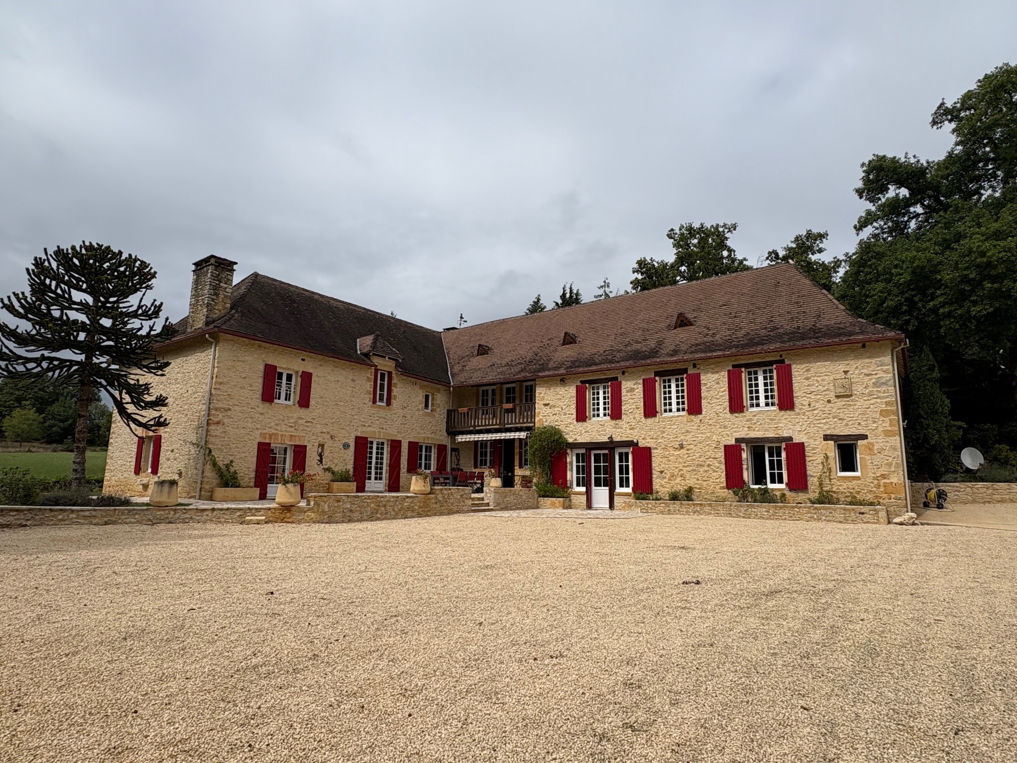 BELLE PROPRIETE EN PERIGORD NOIR AVEC DEUX GITES ET PISCINE AVEC PRESQUE 9 HECTARES — photo 2