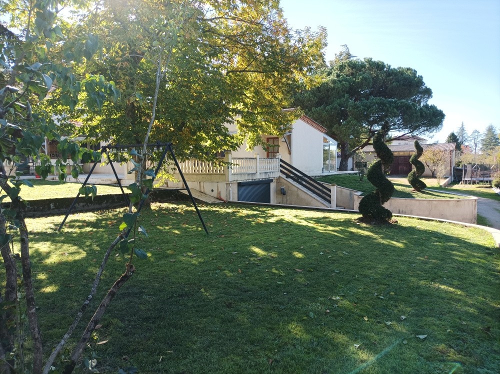 Venez découvrir cette agréable maison semi-enterré sur un jolie terrain arboré de 2400 m2 avec un puit — photo 8