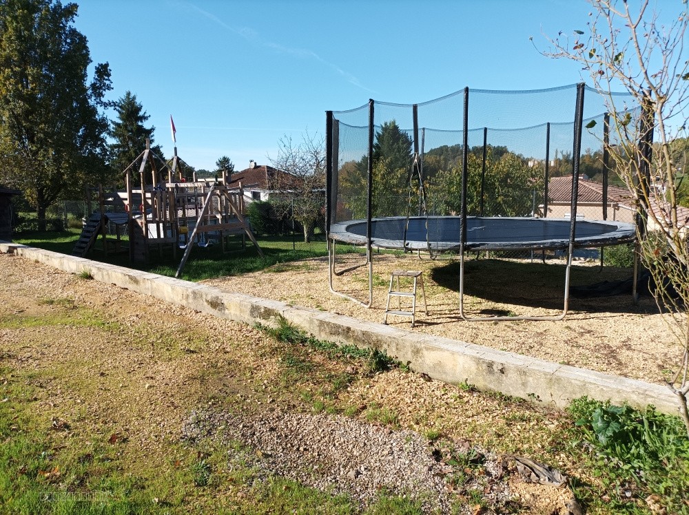 Venez découvrir cette agréable maison semi-enterré sur un jolie terrain arboré de 2400 m2 avec un puit — photo 12