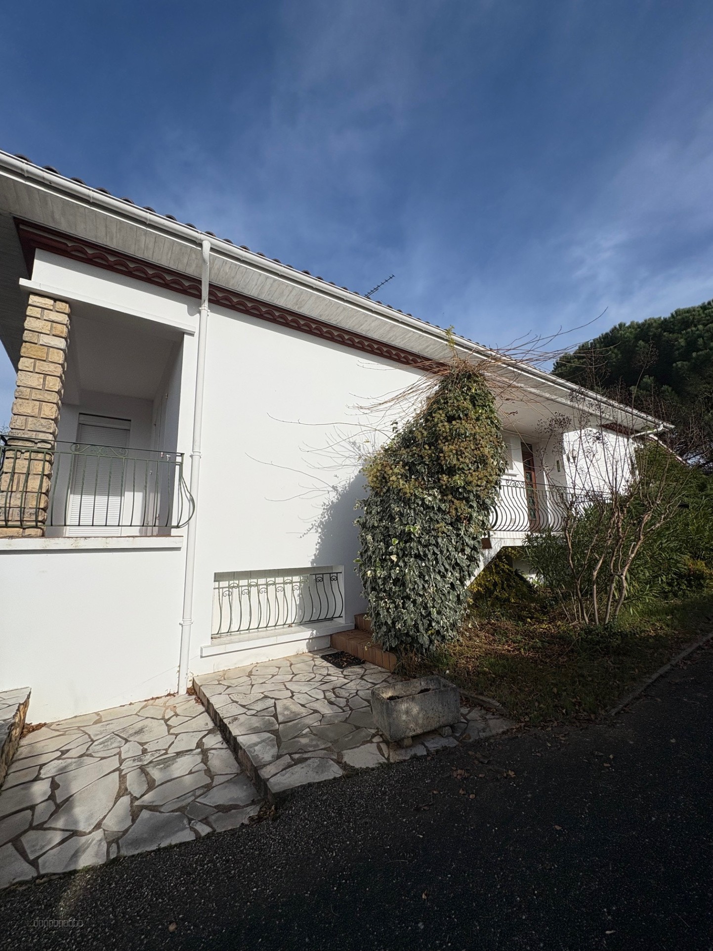 Maison de 4 chambres sur sous sol avec jardin arboré au calme — photo 4