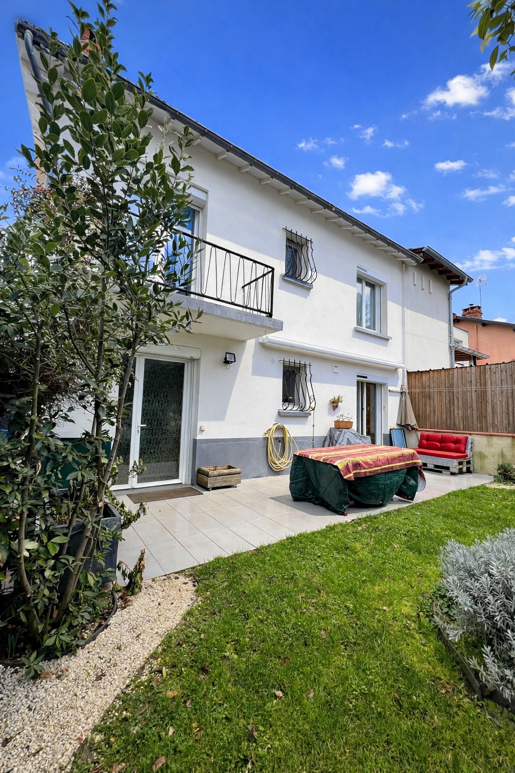Maison familiale avec jardin et garage — photo 2