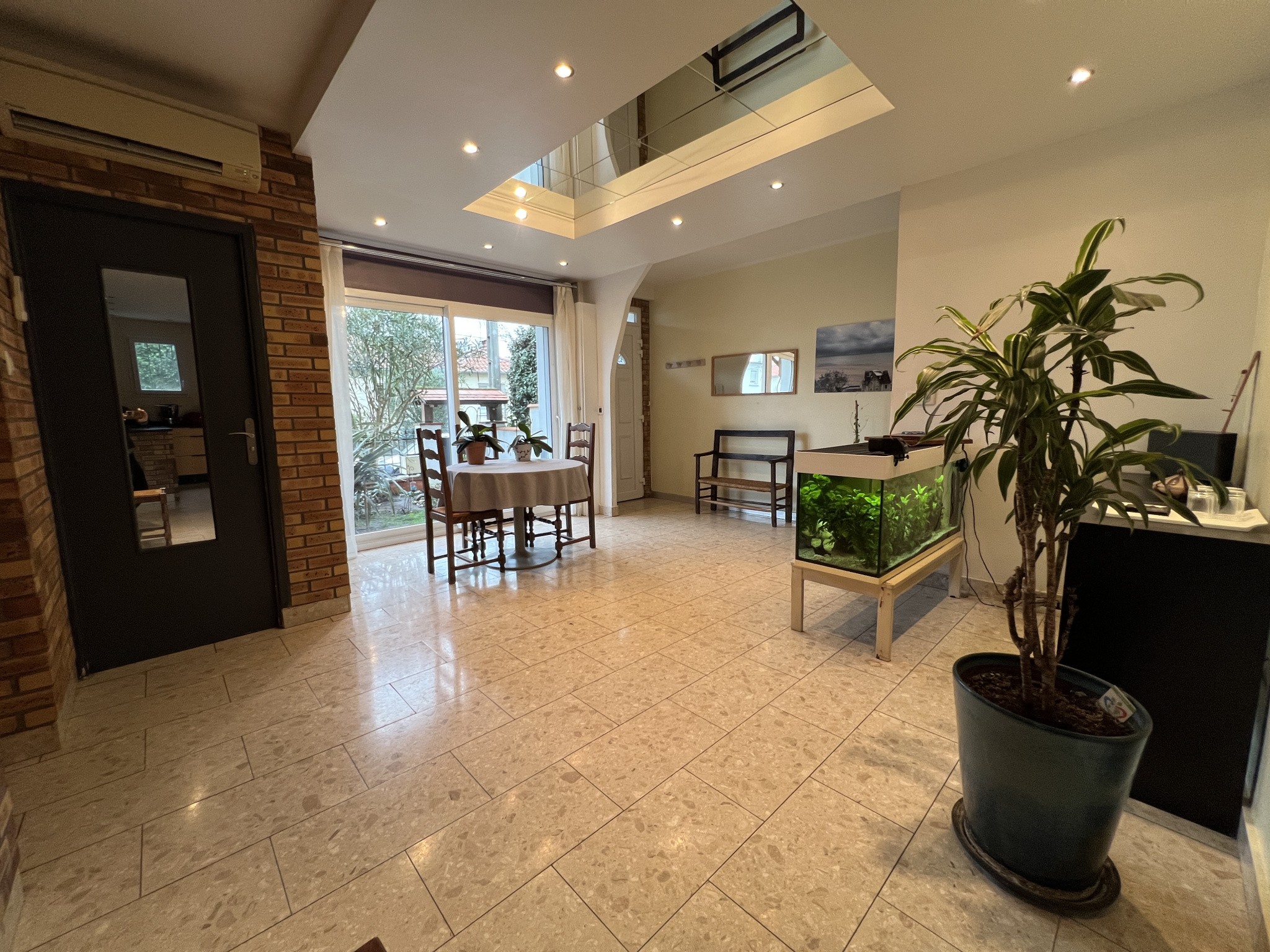Maison familiale avec jardin et garage — photo 4