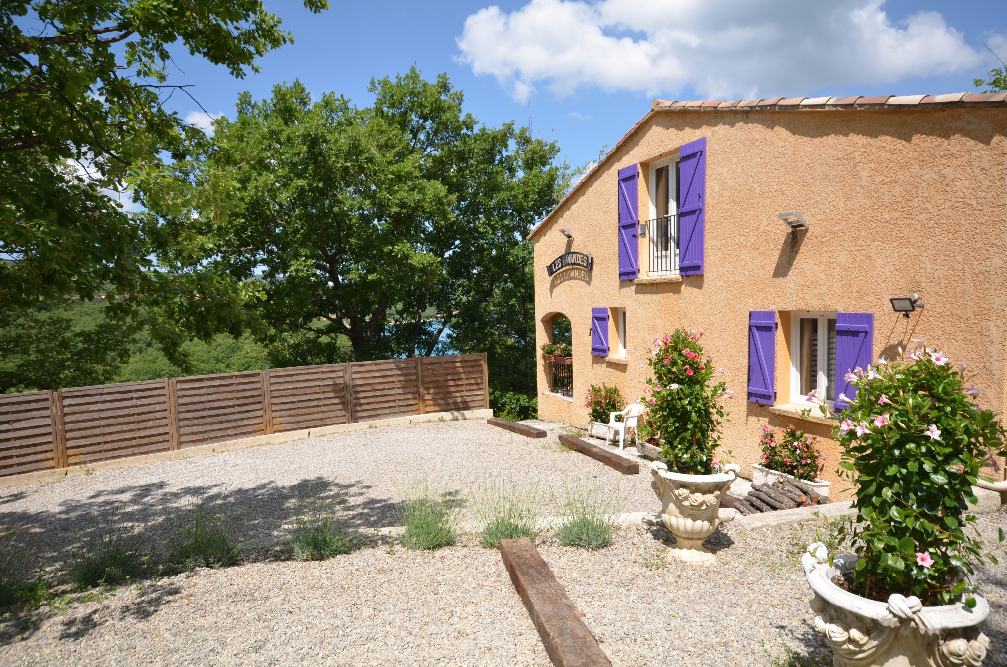 BAUDUEN MAISON D'HOTE 4 APPARTEMENTS POUR LOCATION SAISONNIERE VUE SUR LE LAC — photo 2