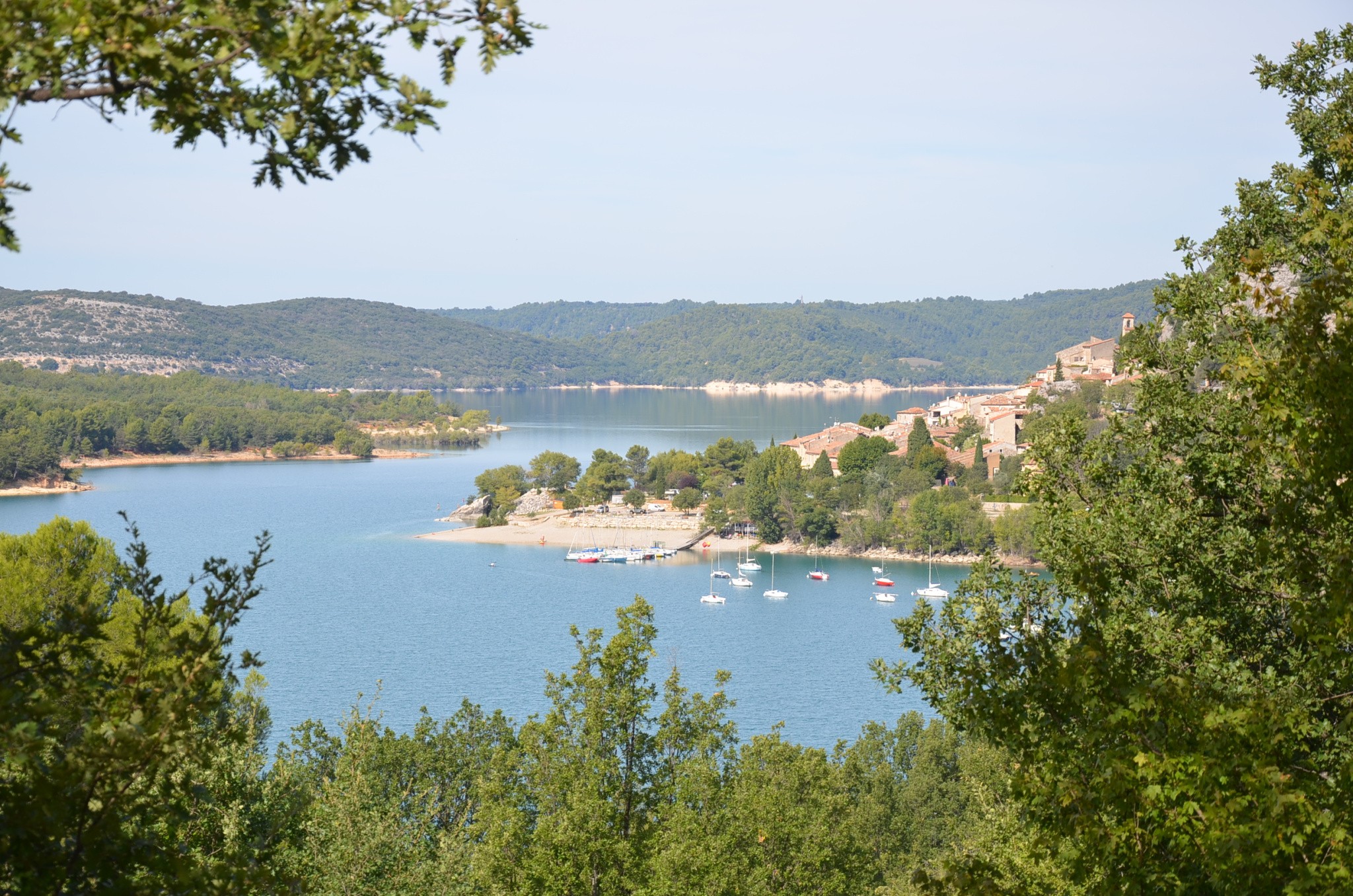 BAUDUEN VUE SUR LE LAC ET LE VILLAGE — photo 2