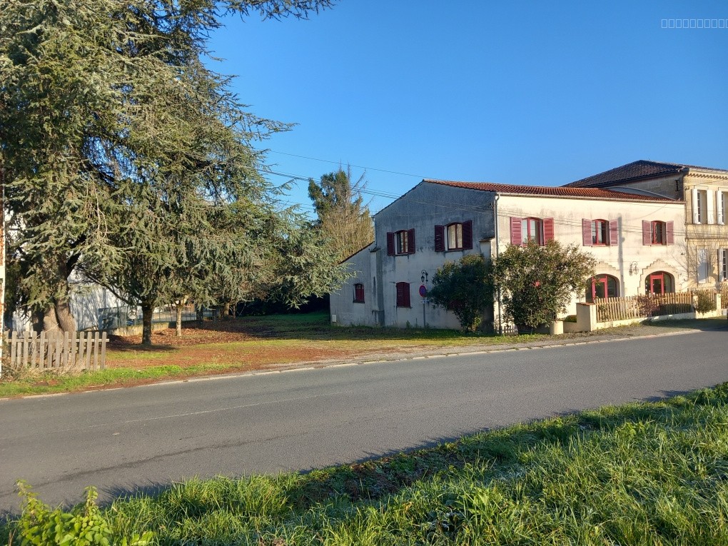 A VENDRE IMMEUBLE AVEC LOCAL COMMERCIAL ET APPARTEMENT — photo 1