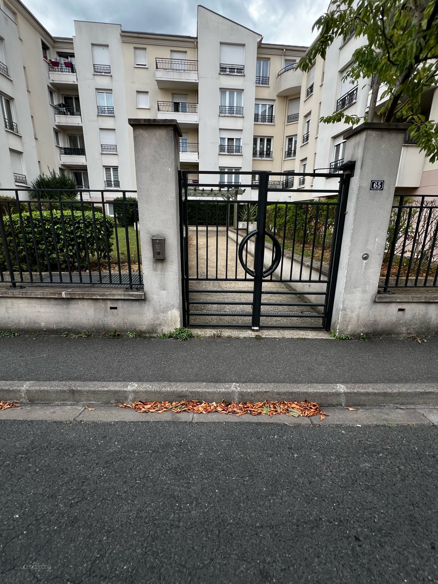 Local commercial 50 m2   Axe passant — photo 2