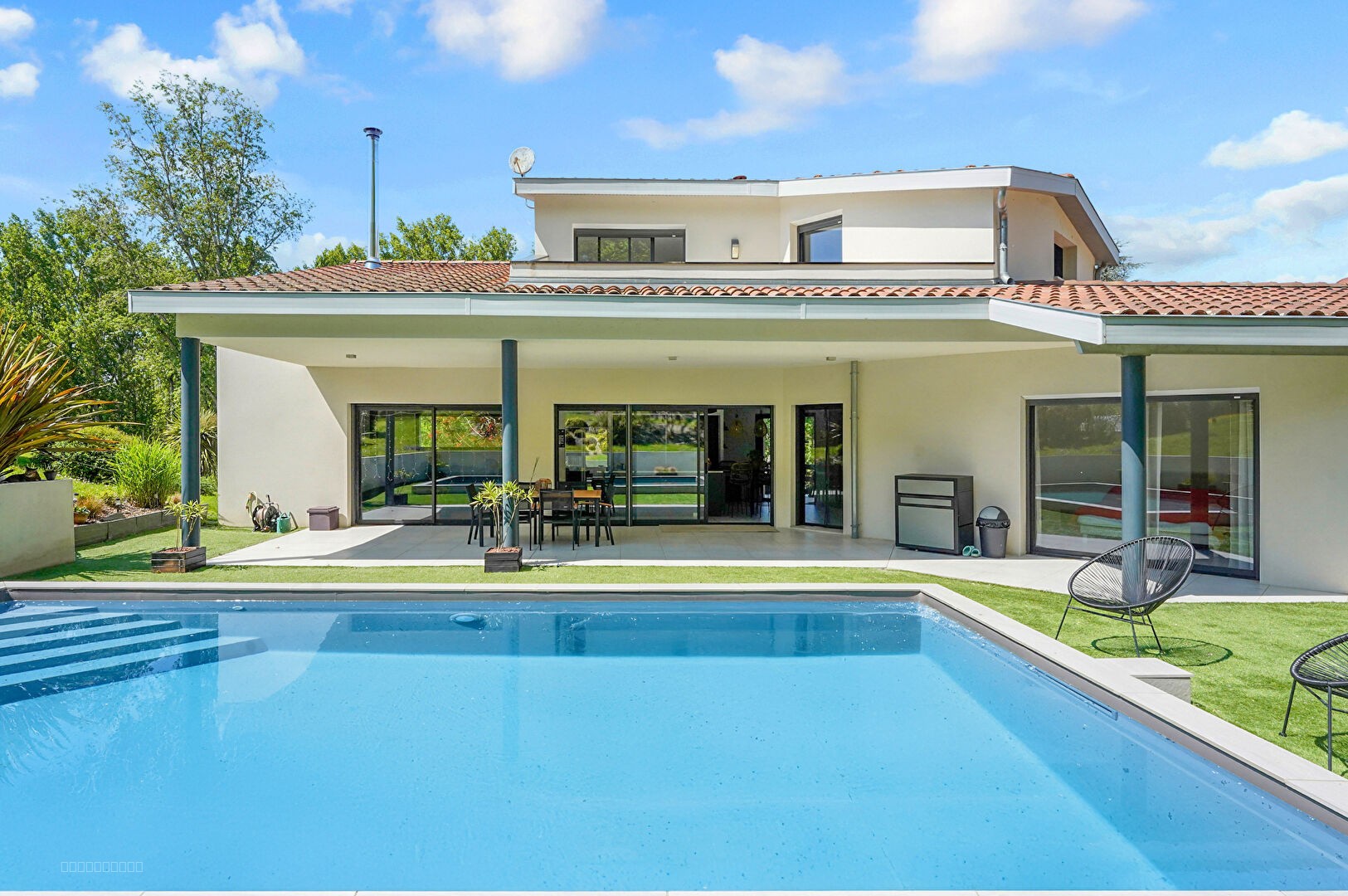 Élégance et Sérénité à La Salvetat-Saint-Gilles : Villa avec Piscine - Double garage sur 4400 m2 de Terrain — photo 2