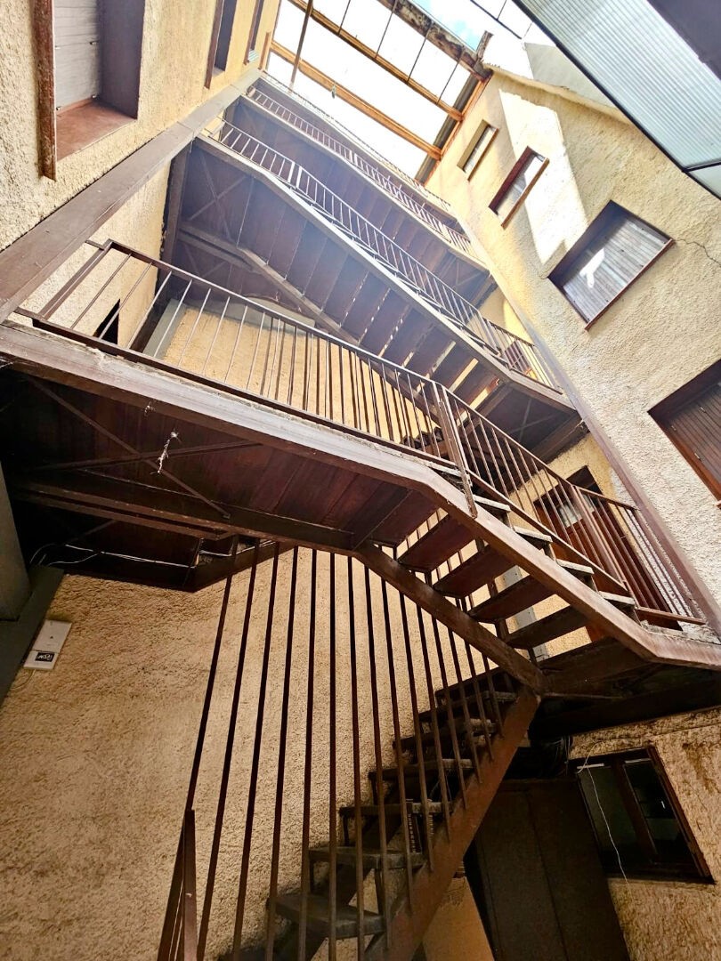 Studio rénové en dernier étage aux Carmes de 27m2 au sol. — photo 5