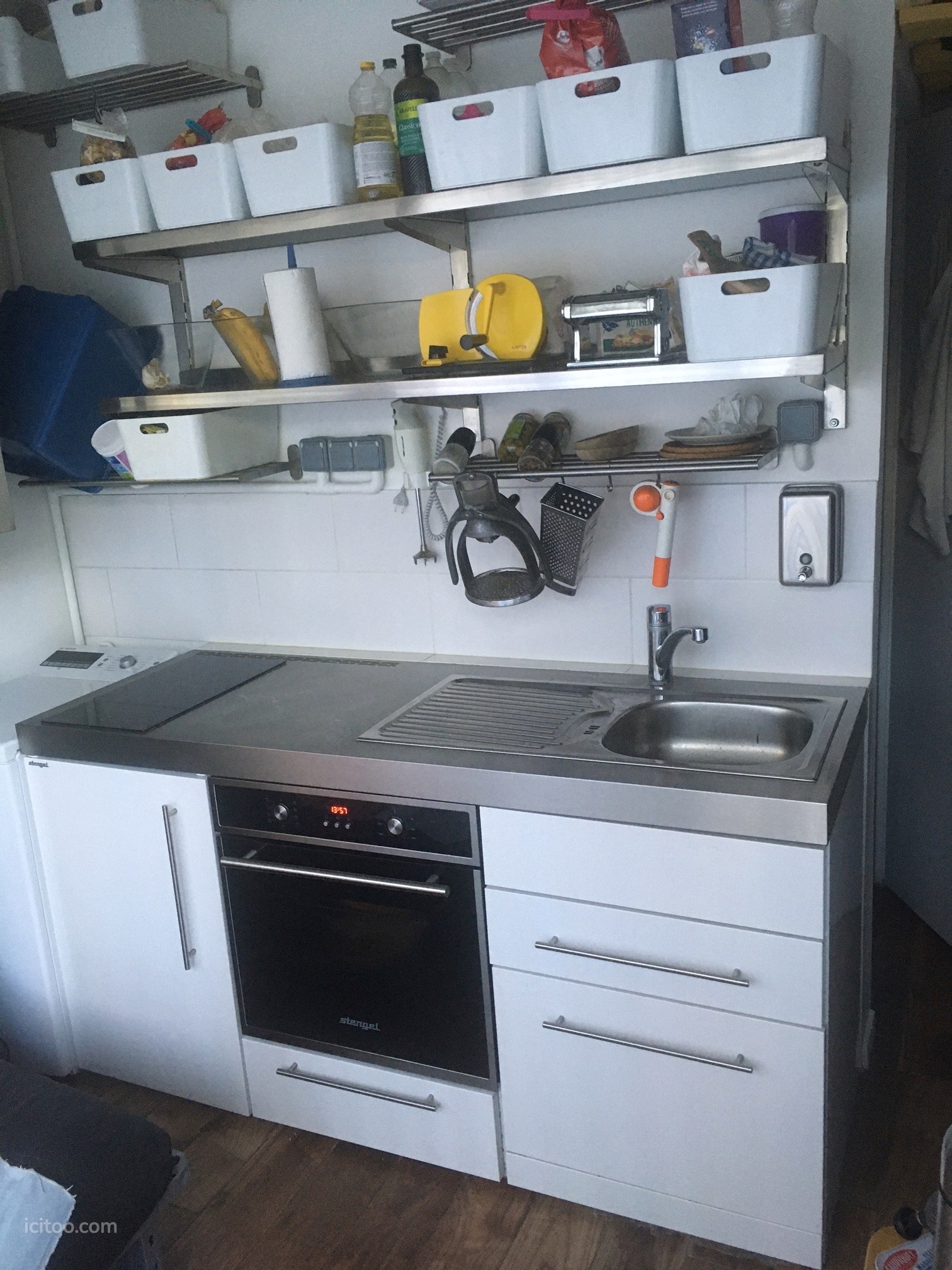 Cuisine moderne entièrement équipée et aménagée avec électroménager, appartement à vendre à La Celle-Saint-Cloud.