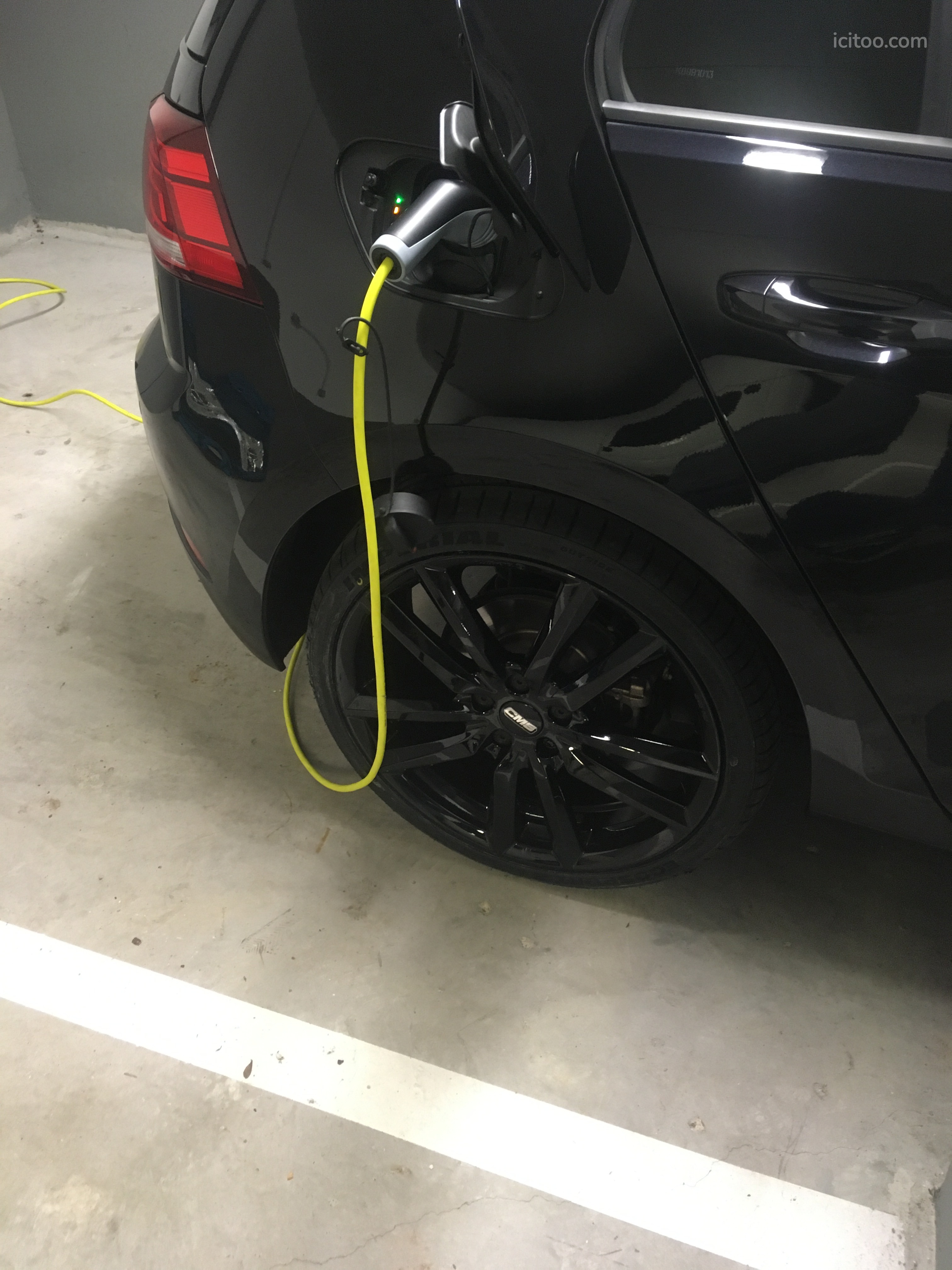 2 places de parking couvertes-sécurisées avec prise électrique pour charger votre véhicule - Bougival — photo 3