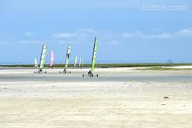 Activité de char à voile sur le sable sec à Hirel, terrain à vendre près du Mont-Saint-Michel.