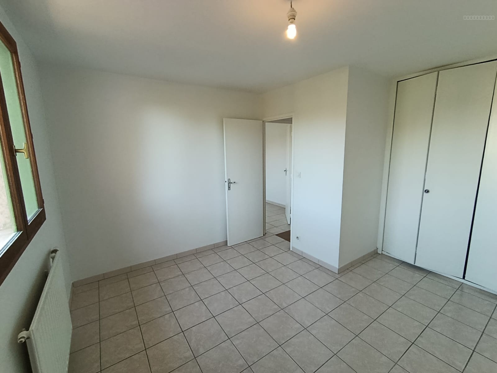 Charmante maison familiale T5 - 102 m2 avec jardin    Garage & stationnement — photo 7