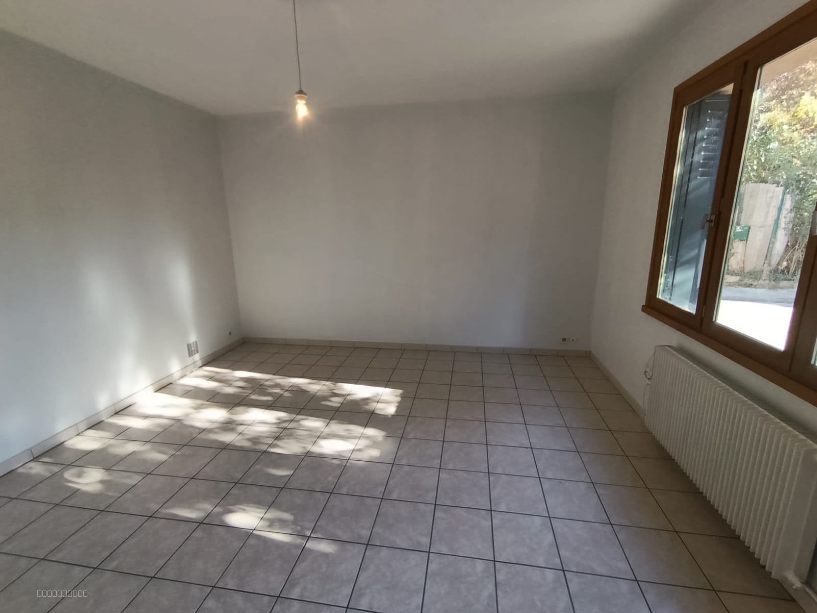 Charmante maison familiale T5 - 102 m2 avec jardin    Garage & stationnement — photo 8