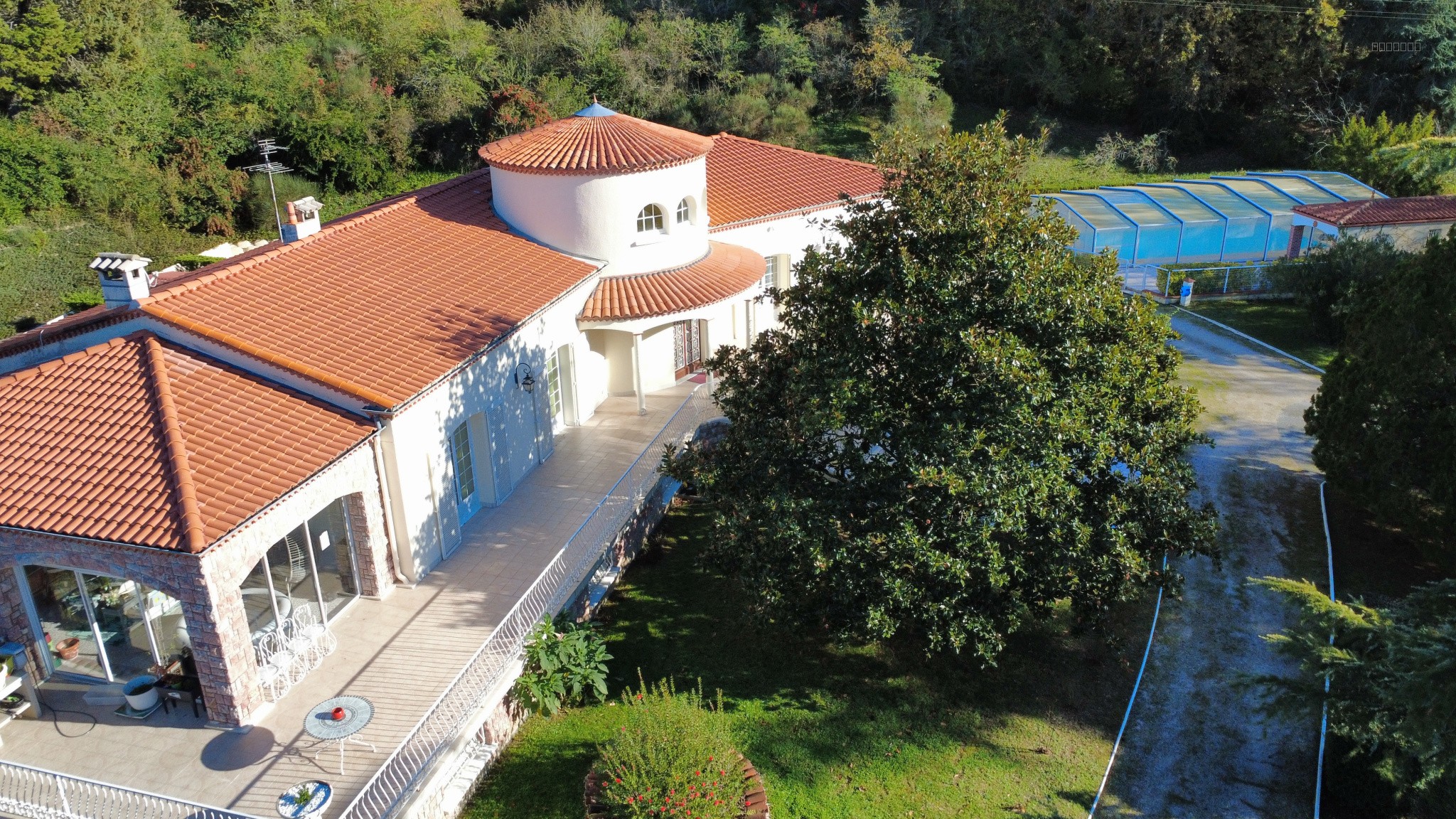 Propriété d'exception 433 m2 habitables sur 2 niveaux indépendants et domaine de 6400m2 — photo 3