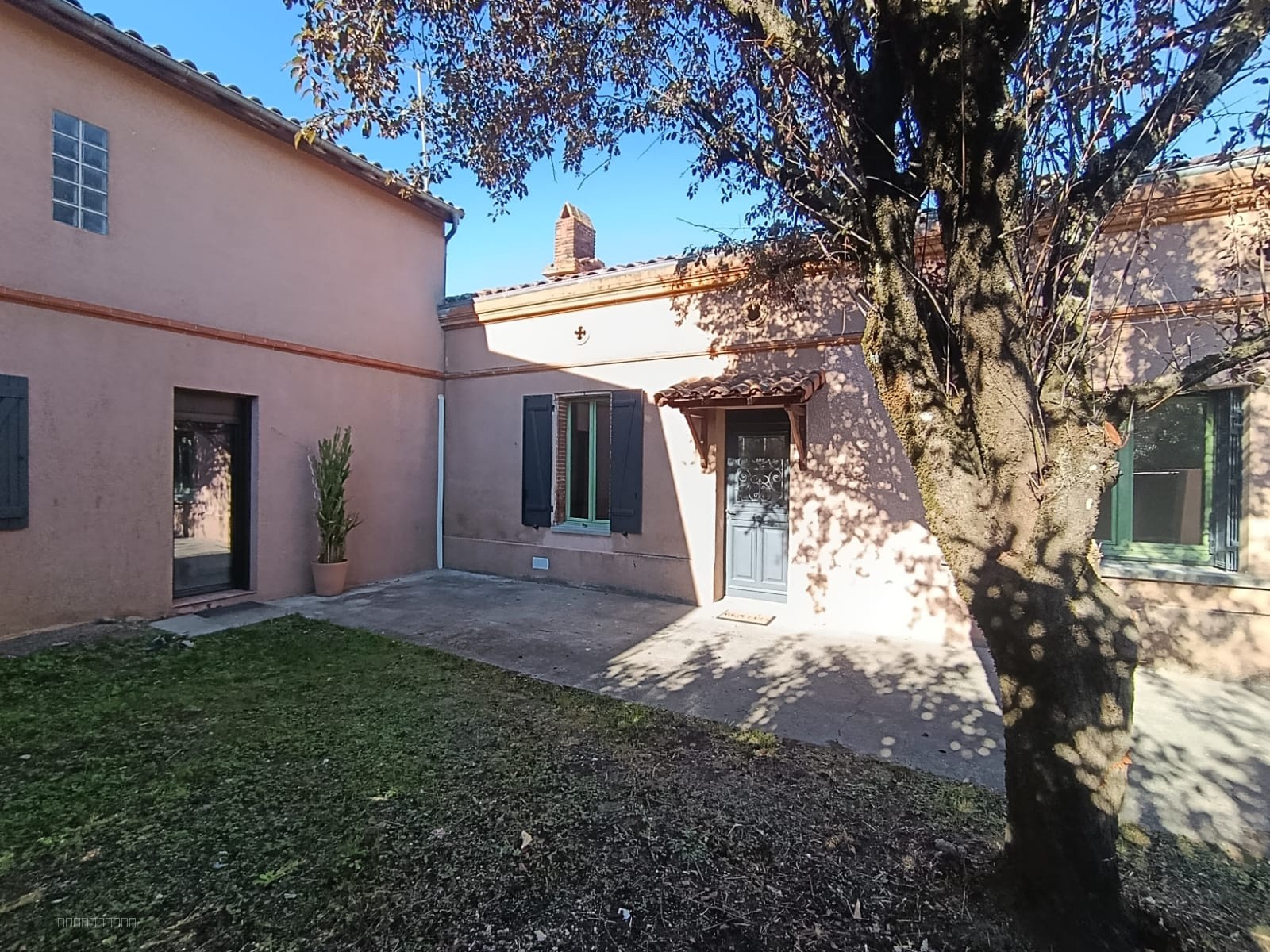 Charmante maison familiale T5 - 102 m2 avec jardin    Garage & stationnement — photo 2