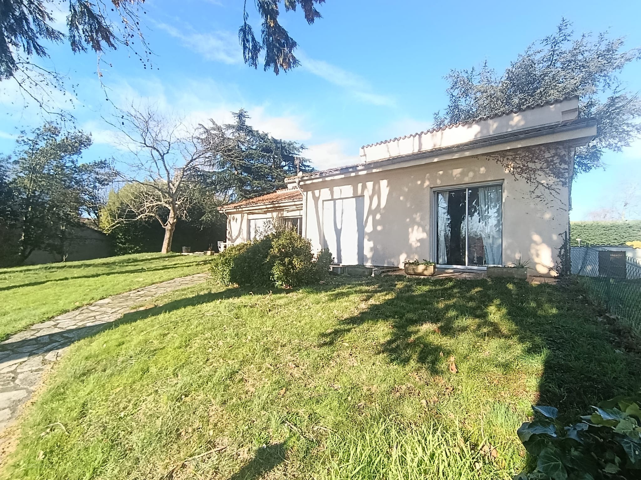 Propriété avec maison 200 M2 - Parc 1200 M2 - Garage - Terrasse - Dépendance - Vue Garonne — photo 2