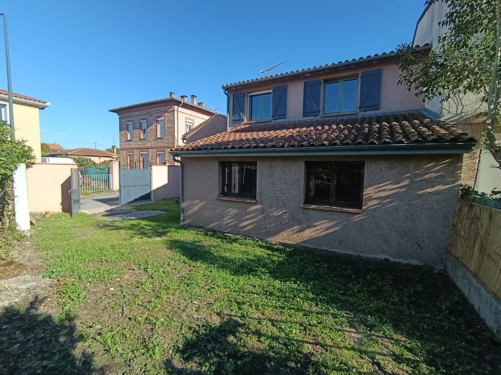 Charmante maison familiale T5 - 102 m2 avec jardin    Garage & stationnement — photo 10