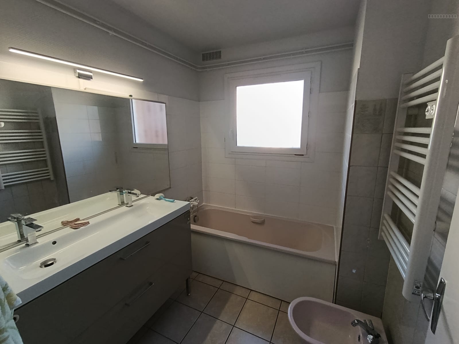 Charmante maison familiale T5 - 102 m2 avec jardin    Garage & stationnement — photo 9