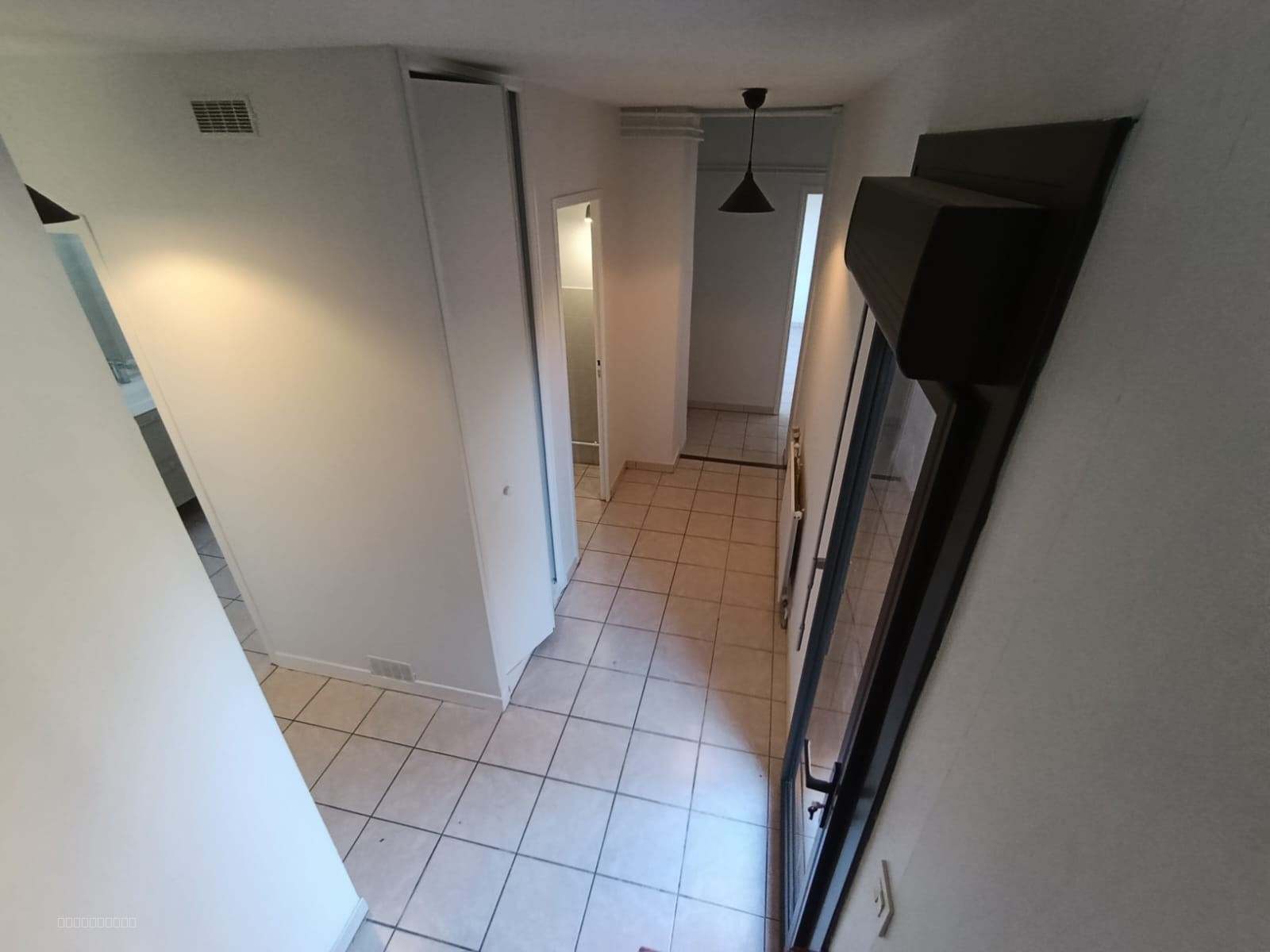 Charmante maison familiale T5 - 102 m2 avec jardin    Garage & stationnement — photo 6