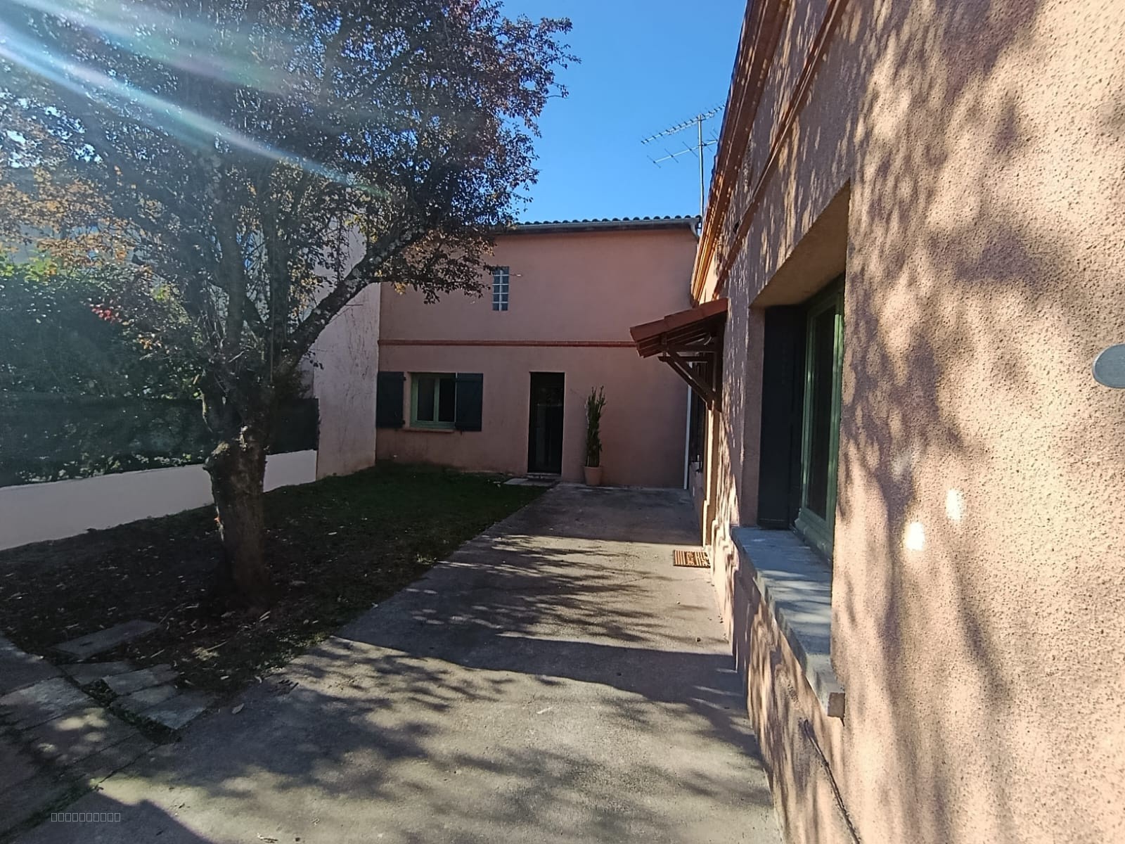 Charmante maison familiale T5 - 102 m2 avec jardin    Garage & stationnement — photo 4