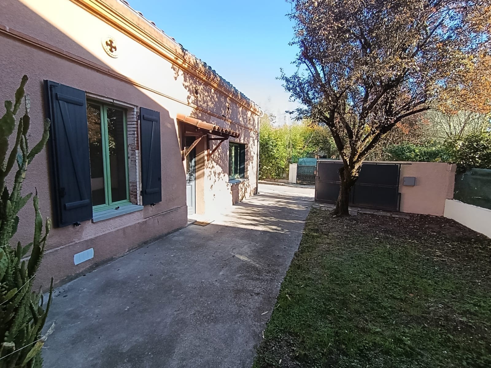 Charmante maison familiale T5 - 102 m2 avec jardin    Garage & stationnement — photo 5